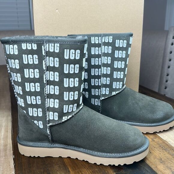 UGG CLASSIC SHORT II UGG GRAPHIC BOOT - Picture 1 of 7